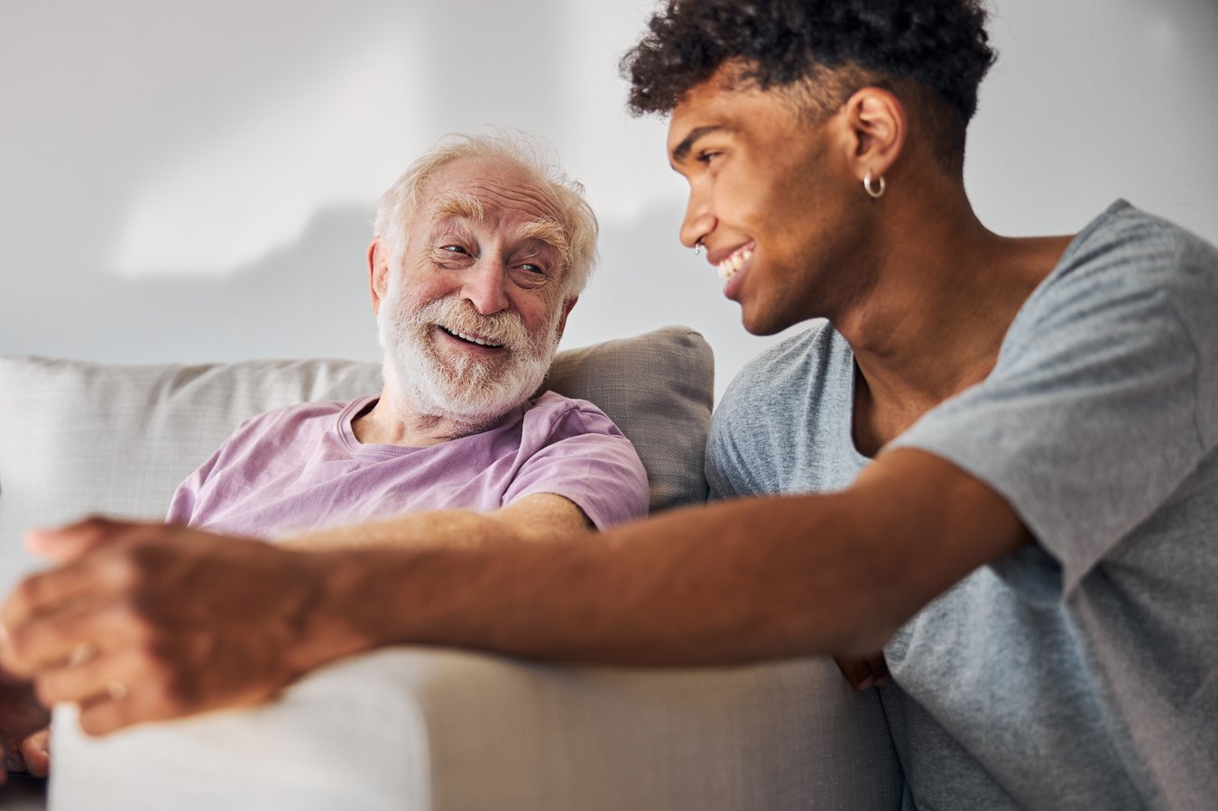 Ehrenamtlicher Helfer unterstützt Senior