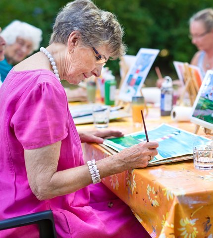 Seniorin beim Malen