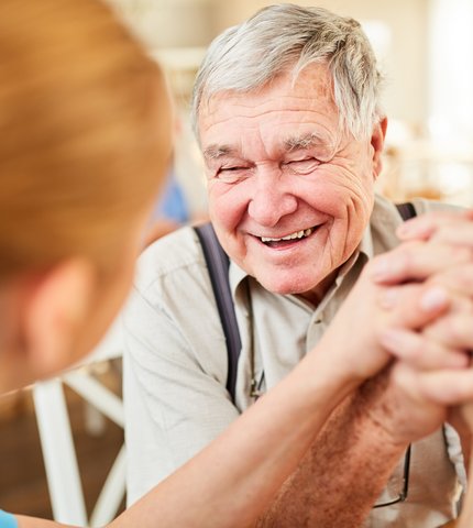 Senior mit Pflegerin